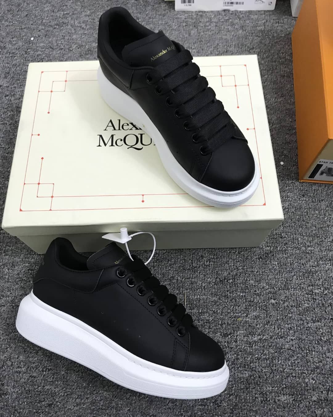Alexander Mcqueen Negras Suela Blanca