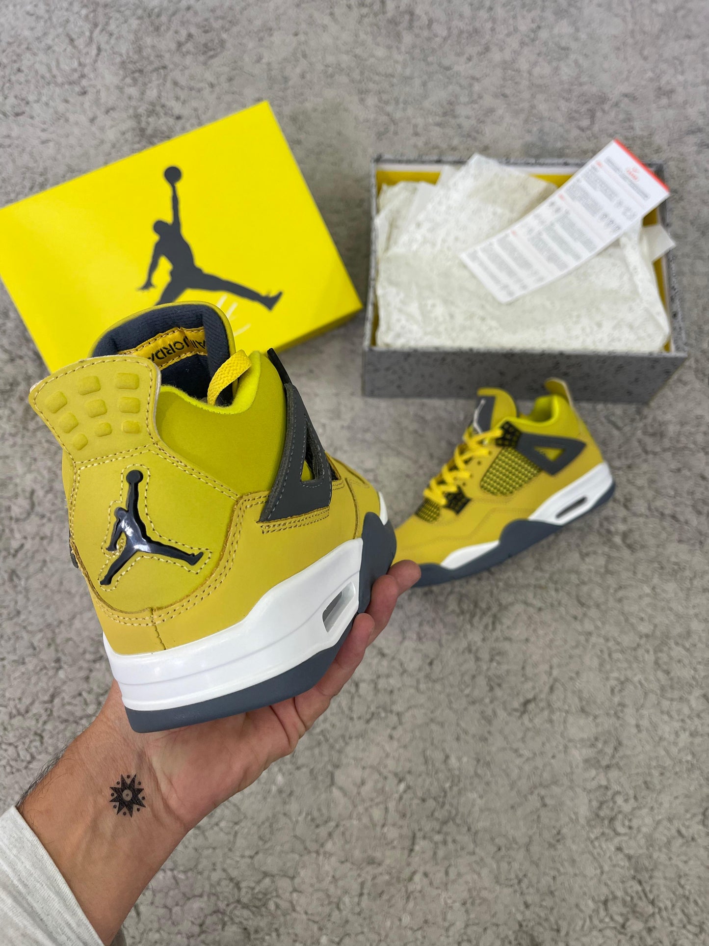 Jordan 4 Amarillas