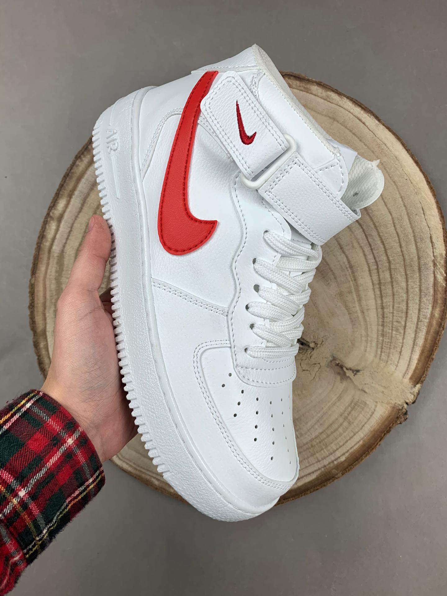 Nike Air Force bota logo rojo